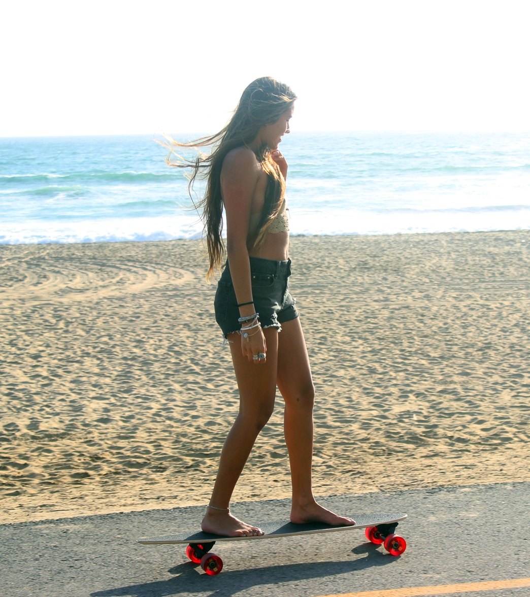 Pom Pom Fun Fish Skateboard - Image 5